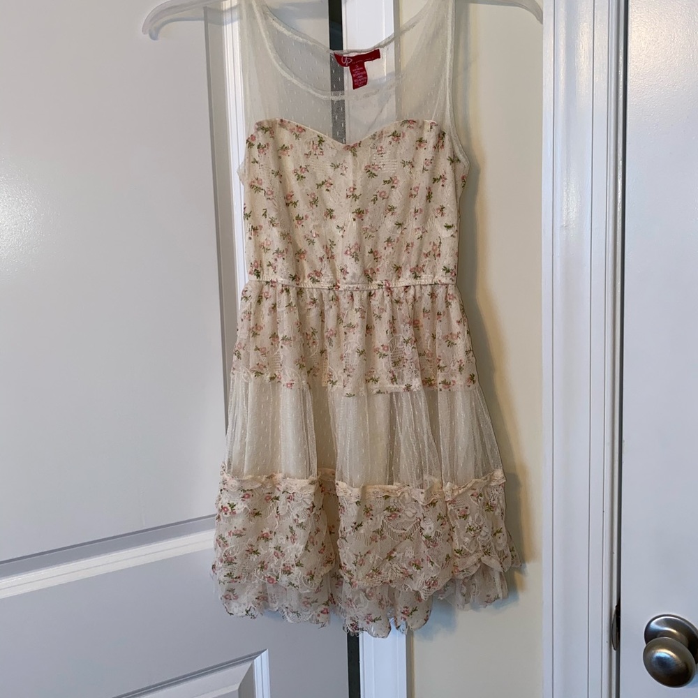 Beautiful floral spring dress size small.